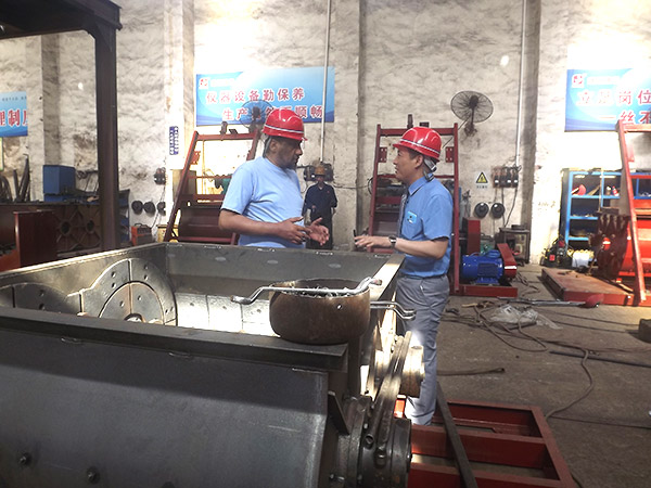 沙特客戶遠(yuǎn)道而來建新機械參觀考察